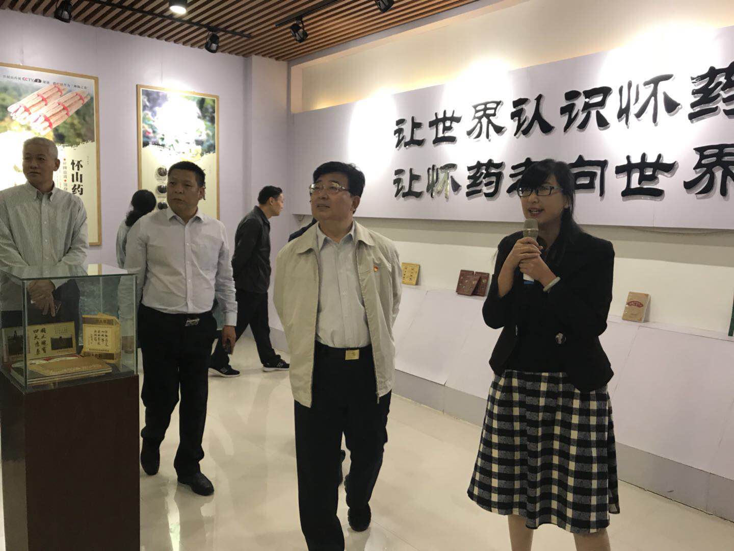 焦作市長徐衣顯對我公司產(chǎn)業(yè)扶貧工作進(jìn)行調(diào)研并參觀園區(qū)展廳